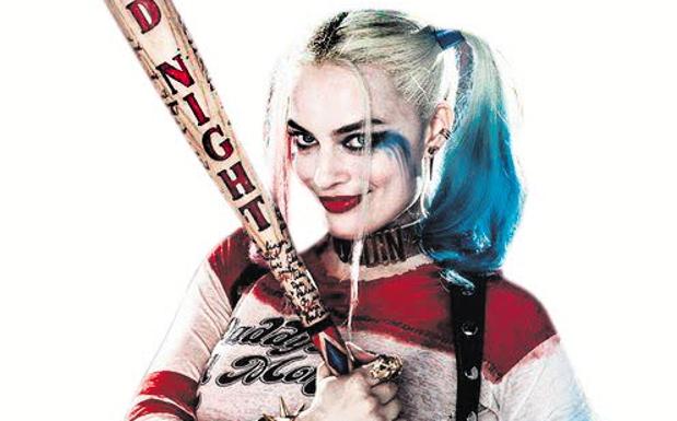La actriz Margot Robbie posa caracterizada para la película 'El Escuadrón Suicida'. /
