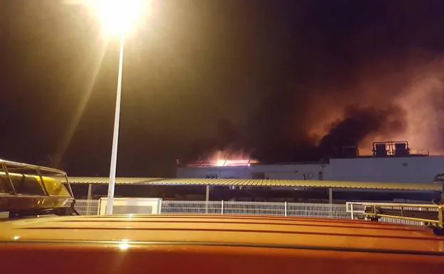 Incendio en la panificadora de Mercadona en Puzol