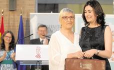 Carmen Montón (derecha)./Damián Torres