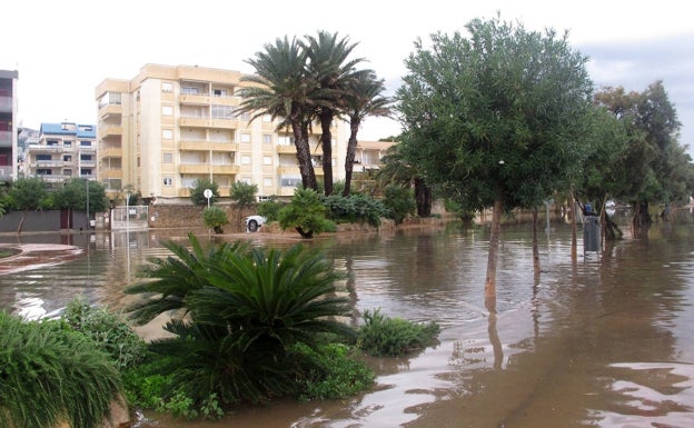 El agua cubre el pavimento en este punto de Dénia.