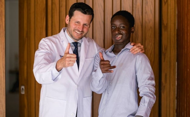 El doctor Ignacio Solís y Mamadou después del procedimiento.