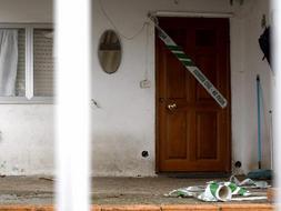 Entrada a la vivienda, precintada por la Guardia Civil, en la que Maximino Couto, en permiso penitenciario, asesinó ayer a su novia. /Efe/