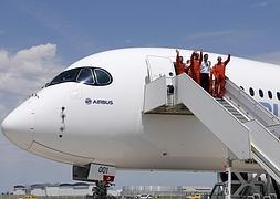 La tripulación del nuevo avión A350 XWB./ Efe/