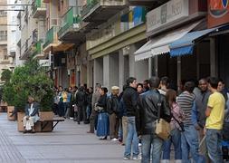 Una cola para entrar en la oficina de empleo. / Archivo/