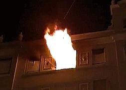 El fuego destruye un piso en la calle San José de Calasanz de Valencia
