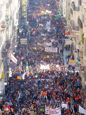 Una multitudinaria manifestación de estudiantes mayoritariamente de Secundaria y Bachillerato, además de universitarios, ha colapsado hoy las calles del centro de la ciudad de Valencia en protesta por los recortes en Educación .EFE/Kai Försterling/