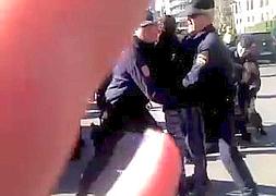 Detenido un estudiante por agredir con un zapato a un policía y morder a otro