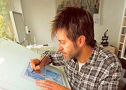 El dibujante Paco Roca, en su mesa de trabajo. / Txema Rodríguez/
