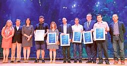 Guillermo Zarranz, María José Catalá (izq.) y Pedro Campos (dcha.) posan con los premiados, anoche, en l'Oceanogràfic. / Juanjo Monzó/