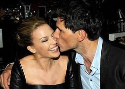 Andrés Velencoso, el mejor apoyo de Kylie Minogue en la fiesta de Año Nuevo