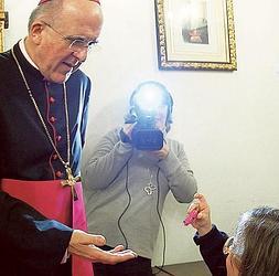 La niña presuntamente curada por un milagro junto a Osoro. / Avan / A. Sáiz/