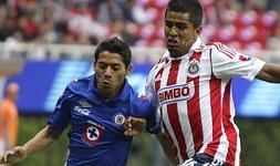 Aquino, a la izquierda, en un partido Cruz Azul-Chivas de Guadalajara. / Efe/