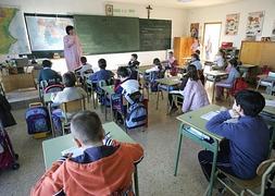 Una profesora da clases de matemáticas en un colegio de Valencia. / Juan J. Monzó/