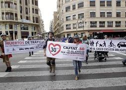 Un momento de la protesta junto a la plaza de Toros de Valencia. / I. Marsilla/