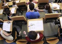 Jóvenes estudiantes afrontan esta semana la Selectividad. / EFE/