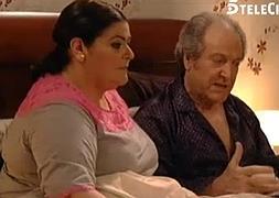 La cantante y actriz Charo Reina y el actor Mariano Venancio, en 'Esposados'. / Telecinco/