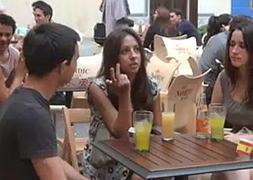 Participantes en una 'quedada' de idiomas./