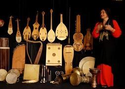 Mara Aranda y Jota Martinez, junto a una colección de instrumentos de música sefardí. / Mara-aranda.com/