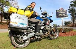 Cartel de la ruta de la Old Spanish Trail, en USA. Miquel junto al cartel que muestra su llegada a territorio español en Alabama./