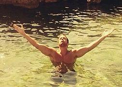Pablo Alborán bañándose en el Mediterráneo. / Instagram/