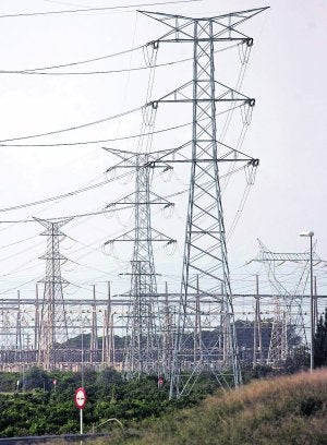 Torres de alta tensión en la provincia de Castellón. ::
TONI LOSAS/