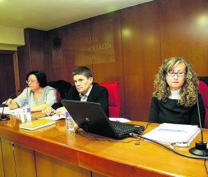 Consuelo Marco y Eugenia Belenger durante las jornadas celebradas en Castellón. ::
TONI LOSAS/