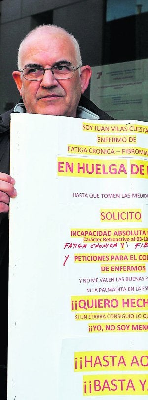 El alcireño Juan Vilas durante la huelga de hambre. :: FRANCISCO GARCÍA/