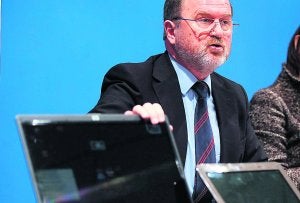 El conseller de Educación, Alejandro Font de Mora, muestra los ordenadores portátiles. :: LP/