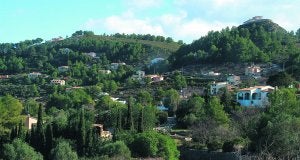 Una de las lomas del término de Llíber con decenas de chalés que han proliferado a lo largo de los años. :: ALEX MCCLURE/