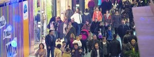 Numerosos clientes paseaban ayer por un centro comercial de Valencia. ::
DAMIÁN TORRES/
