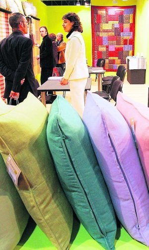 Productos textiles en una feria. ::
DAMIÁN TORRES/
