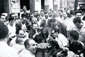 Orson Wells comparte una paella en plena acera de la calle de Xàtiva. ::
ANTONIO CANO/GENTILEZA DE EDITORIAL ROMEU/