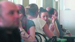 Un grupo de clientes con cigarros encendidos, en la zona de fumadores de un restaurante de Valencia. ::
JUANJO MONZÓ/