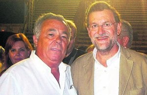 Juan Crisóstomo, uno de los candidatos, con Mariano Rajoy. :: LP/