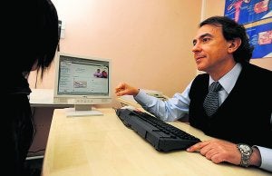 El psicólogo del centro de salud El Pla, José Joaquín Mira, muestra la página del Servicio Valenciano de Salud. :: RAFA MOLINA/