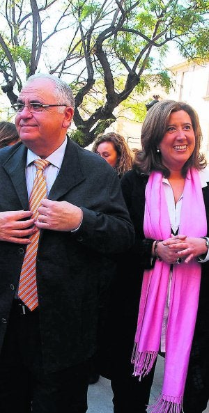 El conseller Cotino con la alcaldesa de Dénia. :: JOSÉ IGLESIAS/