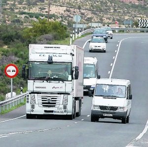 Un camión pesado y un vehículo ligero en marcha. ::
A. D./