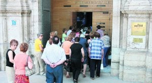 Un grupo de personas entra al Museo San Pío V de Valencia. ::
JOSÉ MARÍN/