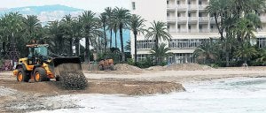 Una máquina trabajaba ayer en la adecuación de la playa del Arenal de Xàbia. ::
JOSÉ IGLESIAS/