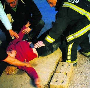 Un bombero y otras dos personas auxilian a la madre del topógrafo fallecido. :: IRENE MARSILLA/