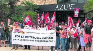 Empleados se manifiestan ante la sede de Azuvi, en Vila-real, por los anteriores expedientes. ::
L.P/