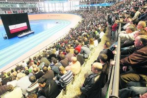 Graderías del velódromo Luis Puig llenas de socios cooperativistas en la asamblea general de ayer. ::
DAMIÁN TORRES/