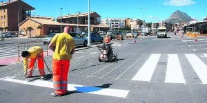 La avenida de la Libertad cortada al tráfico para los trabajos de pintura del vial. ::
JOSÉ IGLESIAS/