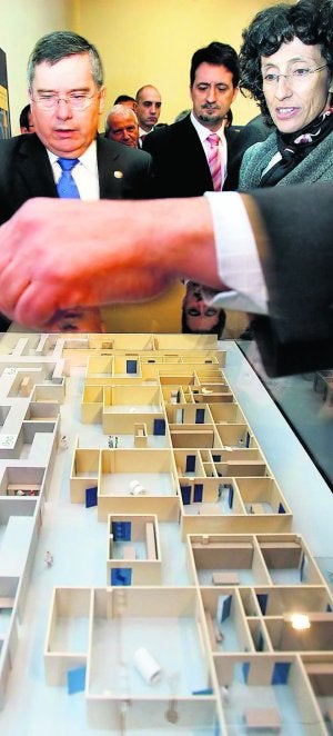 La ex ministra Cabrera y el rector miran la maqueta del IFIMED. :: EFE/