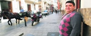 El actor, en la calle Caballeros, apoyado en la fachada del Teatro Talía. :: JUAN J. MONZÓ/