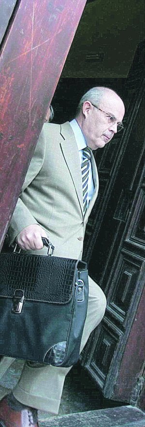 El juez José Flors, a la salida del TSJ valenciano. :: DAMIÁN TORRES/