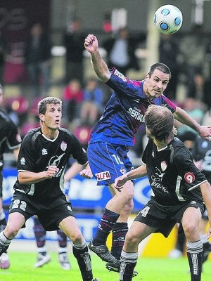 Dos jugadores del Ontinyent marcan al del Eibar. ::
FÉLIX MORQUECHO/