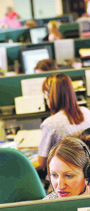 Teleoperadoras durante su jornada laboral. :: I.L./