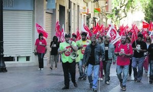 Los sindicalistas pasan junto a un establecimiento cerrado en la mañana de ayer. ::
FRANCISCO GARCÍA/