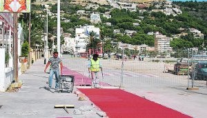 Los operarios, en los trabajos del carril bici de Xàbia. ::
LP/